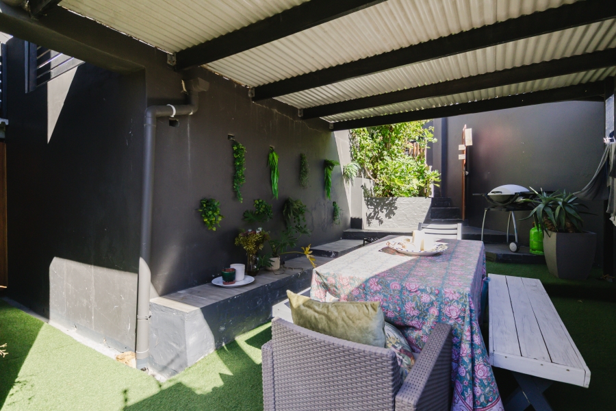 6 Bedroom Property for Sale in Vredehoek Western Cape